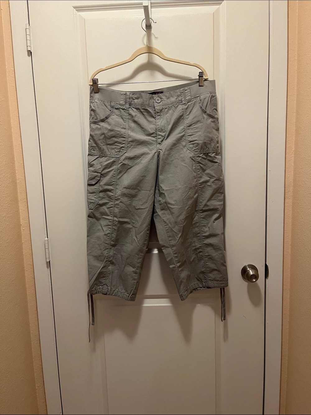 (NWT) Gloria Vanderbilt Light Gray Women's Cargo Capris